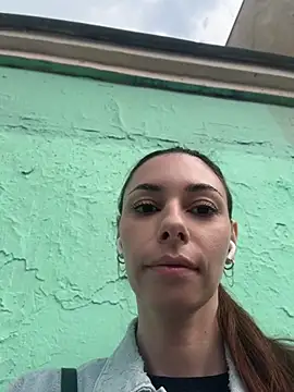 Amelie Crosby online show from June 4, 1:06 pm