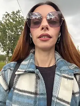 Amelie Crosby online show from July 9, 2:10 pm