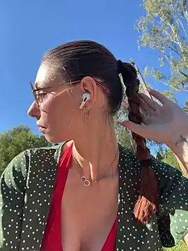 Amelie Crosby online show from July 18, 2:21 pm