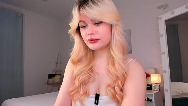 Snapshot of ShyEmma_ chatting on May 15, 1:01 am ShyEmma online show from May 15, 1:01 am