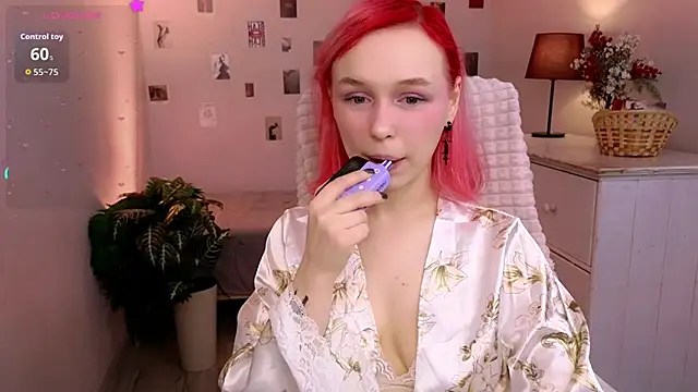 NaomiYoru online show from April 4, 8:28 pm