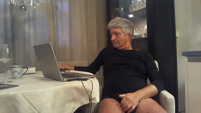 Snapshot of Swegay12-Exhi chatting on February 6, 3:15 pm Swegay12-Exhi online show from February 6, 3:15 pm