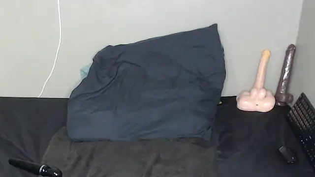 TrishahXo online show from March 3, 8:37 pm