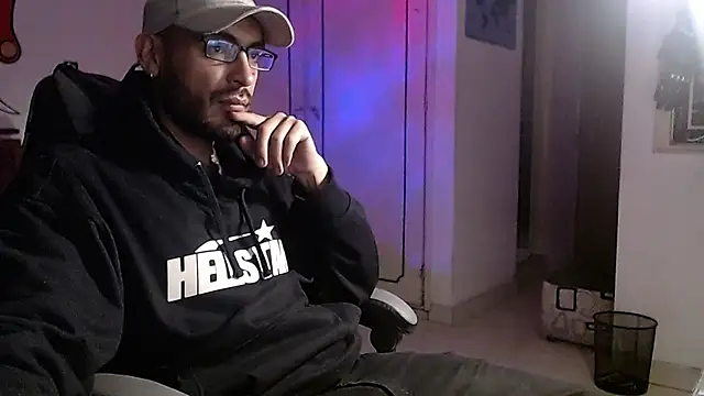 Snapshot of malek_xarx_ chatting on February 8, 6:50 am malek xarx online show from February 8, 6:50 am