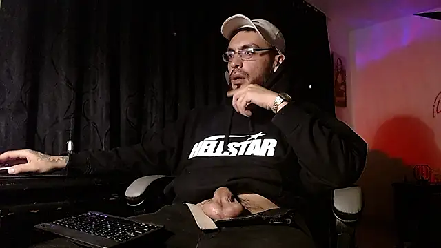 Snapshot of malek_xarx_ chatting on February 15, 7:51 am malek xarx online show from February 15, 7:51 am