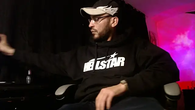 Snapshot of malek_xarx_ chatting on February 16, 1:46 am malek xarx online show from February 16, 1:46 am