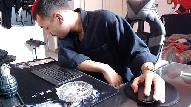 Snapshot of malek_xarx_ chatting on March 9, 2:10 pm malek xarx online show from March 9, 2:10 pm