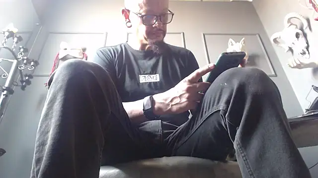 Snapshot of zain_kreigger chatting on May 8, 12:10 pm zain kreigger online show from May 8, 12:10 pm