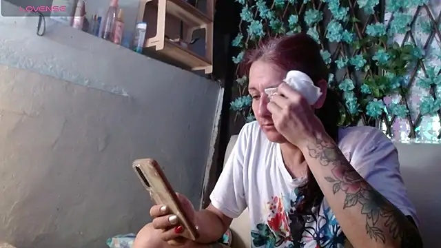 Snapshot of darling_hott chatting on July 3, 8:43 am darling hott online show from July 3, 8:43 am