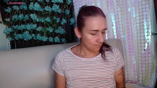 Snapshot of darling_hott chatting on July 10, 9:39 pm darling hott online show from July 10, 9:39 pm
