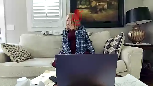 Snapshot of JulieHolliday chatting on November 4, 8:19 pm JulieHolliday online show from November 4, 8:19 pm