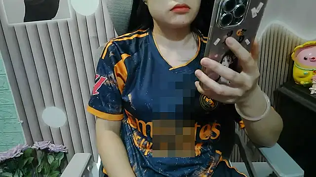 Snapshot of Emachiii chatting on October 6, 2:42 am Emachiii online show from October 6, 2:42 am