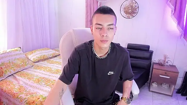 Dereck Boy8 online show from October 31, 8:10 pm