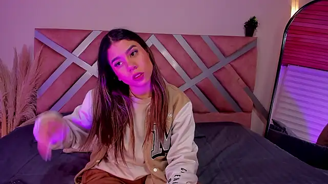 Rachell criss online show from March 29, 4:23 am