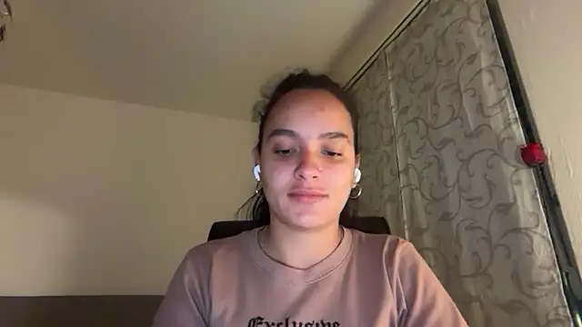Snapshot of Maia_Park chatting on May 2, 8:47 pm Maia Park online show from May 2, 8:47 pm