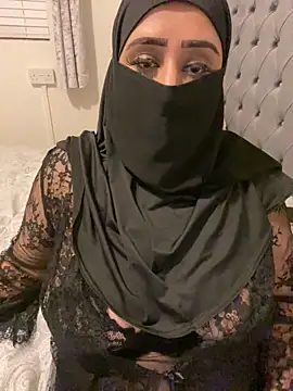 Snapshot of Pari_Persianbaddie6 chatting on April 13, 1:00 am Pari Persianbaddie6 online show from April 13, 1:00 am