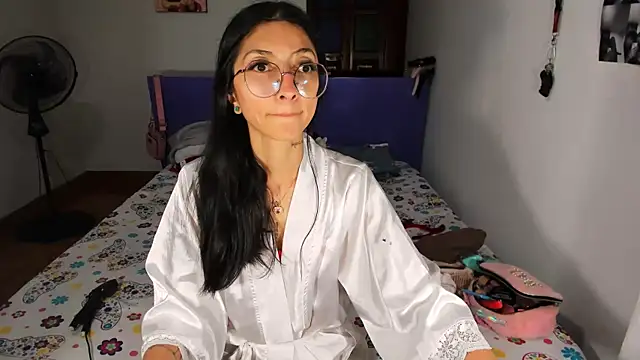 Snapshot of Anais_lux chatting on June 4, 1:00 am Anais lux online show from June 4, 1:00 am