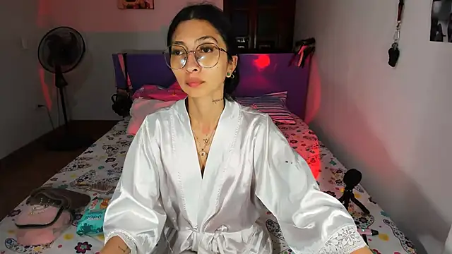 Snapshot of Anais_lux chatting on June 6, 11:53 pm Anais lux online show from June 6, 11:53 pm