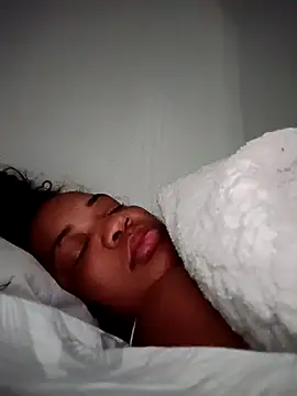 bruna6937 online show from April 13, 9:37 am