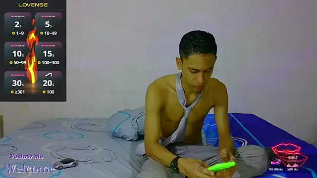Snapshot of dylan_apol0 chatting on April 21, 2:15 am dylan apol0 online show from April 21, 2:15 am
