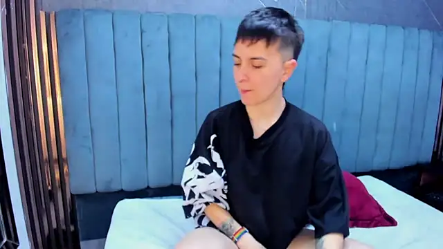 Snapshot of _Hannah_Hot chatting on February 2, 2:43 am Hannah Hot online show from February 2, 2:43 am