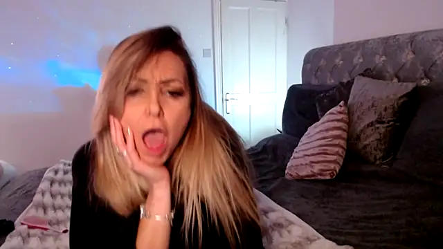 Snapshot of AngeleyesUK chatting on October 25, 1:13 am AngeleyesUK online show from October 25, 1:13 am