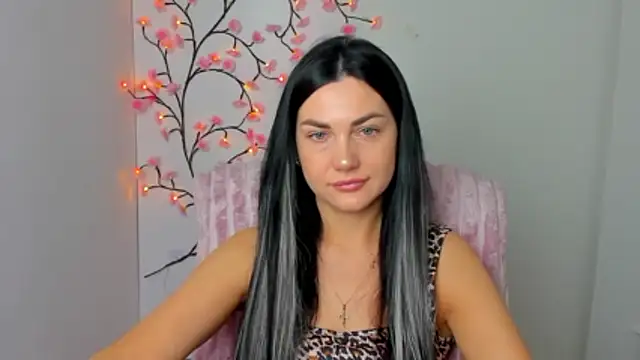 Lune Moon online show from April 8, 5:40 am