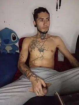 Snapshot of Tattoboy19cm chatting on May 17, 9:55 pm Tattoboy19cm online show from May 17, 9:55 pm