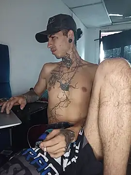 Snapshot of Tattoboy19cm chatting on May 27, 1:19 pm Tattoboy19cm online show from May 27, 1:19 pm