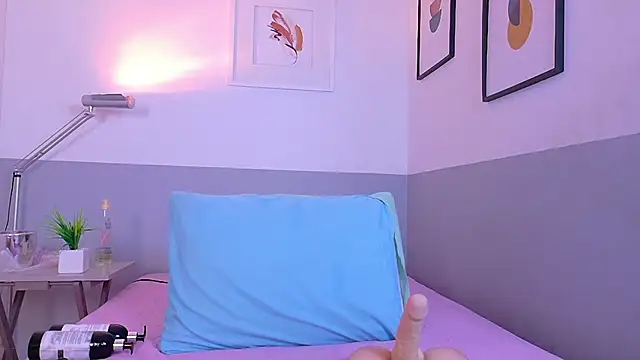 cutepetitee online show from February 20, 7:36 pm