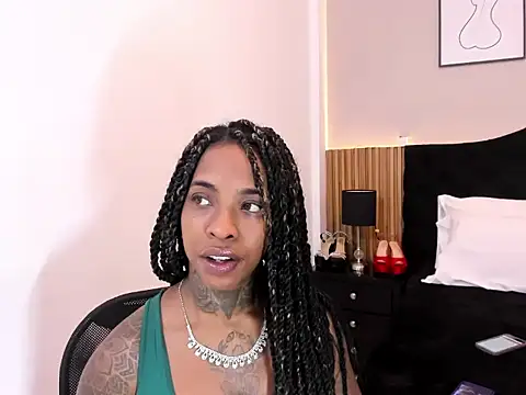 Snapshot of Pauline_Fox chatting on April 24, 2:14 am Pauline Fox online show from April 24, 2:14 am
