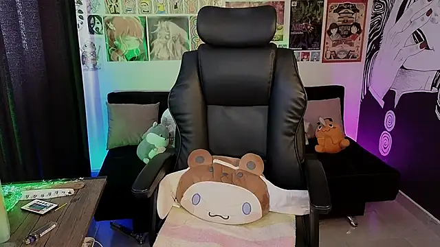 Yuhwan  online show from February 25, 8:40 pm