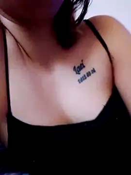 Snapshot of Themaskedgirl21 chatting on February 25, 1:43 pm Themaskedgirl21 online show from February 25, 1:43 pm