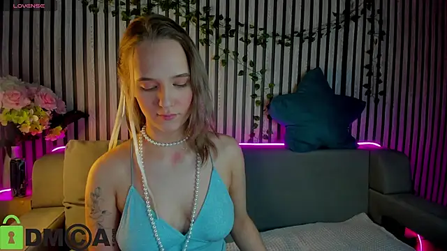 Casey Sweeet online show from December 17, 4:02 pm