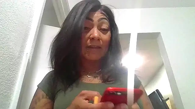 Snapshot of Flossee chatting on May 11, 8:50 pm Flossee online show from May 11, 8:50 pm