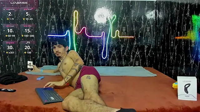 Snapshot of nextboywell1 chatting on December 23, 3:04 am nextboywell1 online show from December 23, 3:04 am