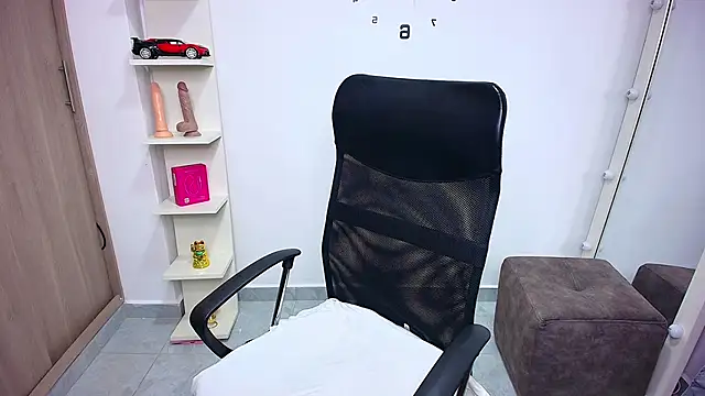 sharlottxl online show from March 10, 5:34 am