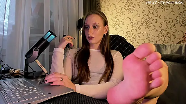 Snapshot of DarcySiren chatting on April 24, 8:39 am DarcySiren online show from April 24, 8:39 am