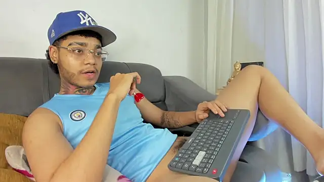 Snapshot of santi_xximo chatting on November 8, 3:07 am santi xximo online show from November 8, 3:07 am