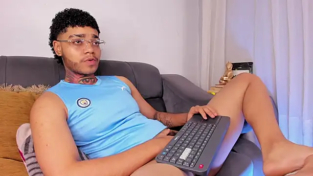 Snapshot of santi_xximo chatting on November 11, 12:43 am santi xximo online show from November 11, 12:43 am