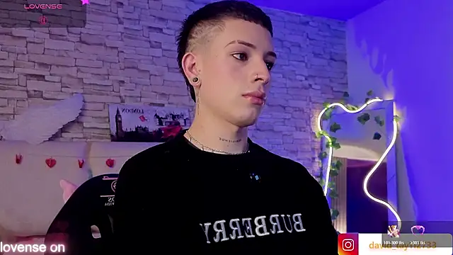 Snapshot of boyfox_tay chatting on February 17, 7:20 pm boyfox tay online show from February 17, 7:20 pm