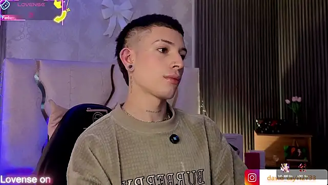 Snapshot of boyfox_tay chatting on February 23, 7:33 pm boyfox tay online show from February 23, 7:33 pm