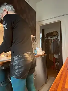 Snapshot of SexyLeon8 chatting on February 9, 8:51 am SexyLeon8 online show from February 9, 8:51 am