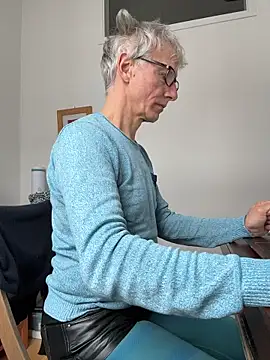 Snapshot of SexyLeon8 chatting on February 11, 3:28 pm SexyLeon8 online show from February 11, 3:28 pm