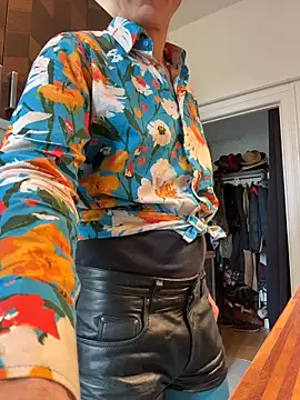 Snapshot of SexyLeon8 chatting on February 23, 8:12 am SexyLeon8 online show from February 23, 8:12 am