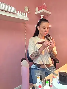 littleladyshelly online show from April 22, 11:45 am