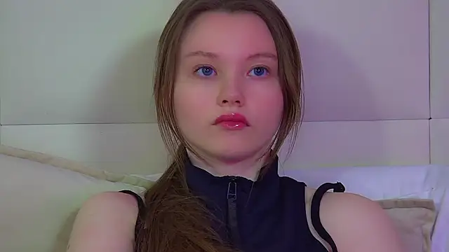 Snapshot of KeiraAsti chatting on April 28, 2:27 am KeiraAsti online show from April 28, 2:27 am