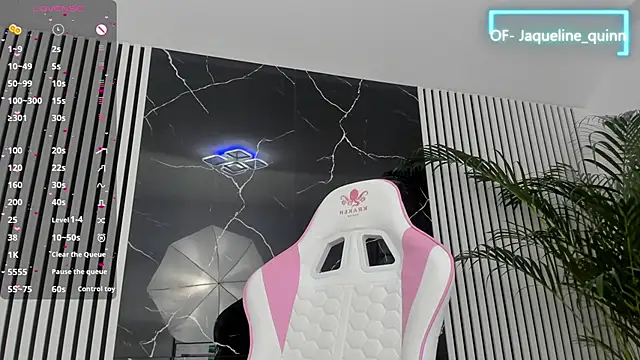 Snapshot of daisyblushh chatting on September 15, 7:14 pm daisyblushh online show from September 15, 7:14 pm