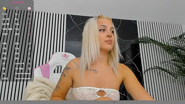 Snapshot of daisyblushh chatting on October 5, 7:01 pm daisyblushh online show from October 5, 7:01 pm