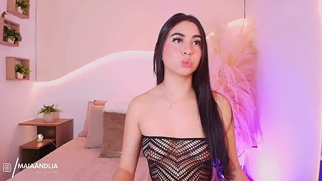 Snapshot of maia_lia_ chatting on September 19, 10:10 pm maia lia online show from September 19, 10:10 pm